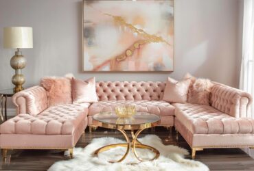 Różowa sofa modułowa glamour z pikowanym oparciem i złotymi nóżkami