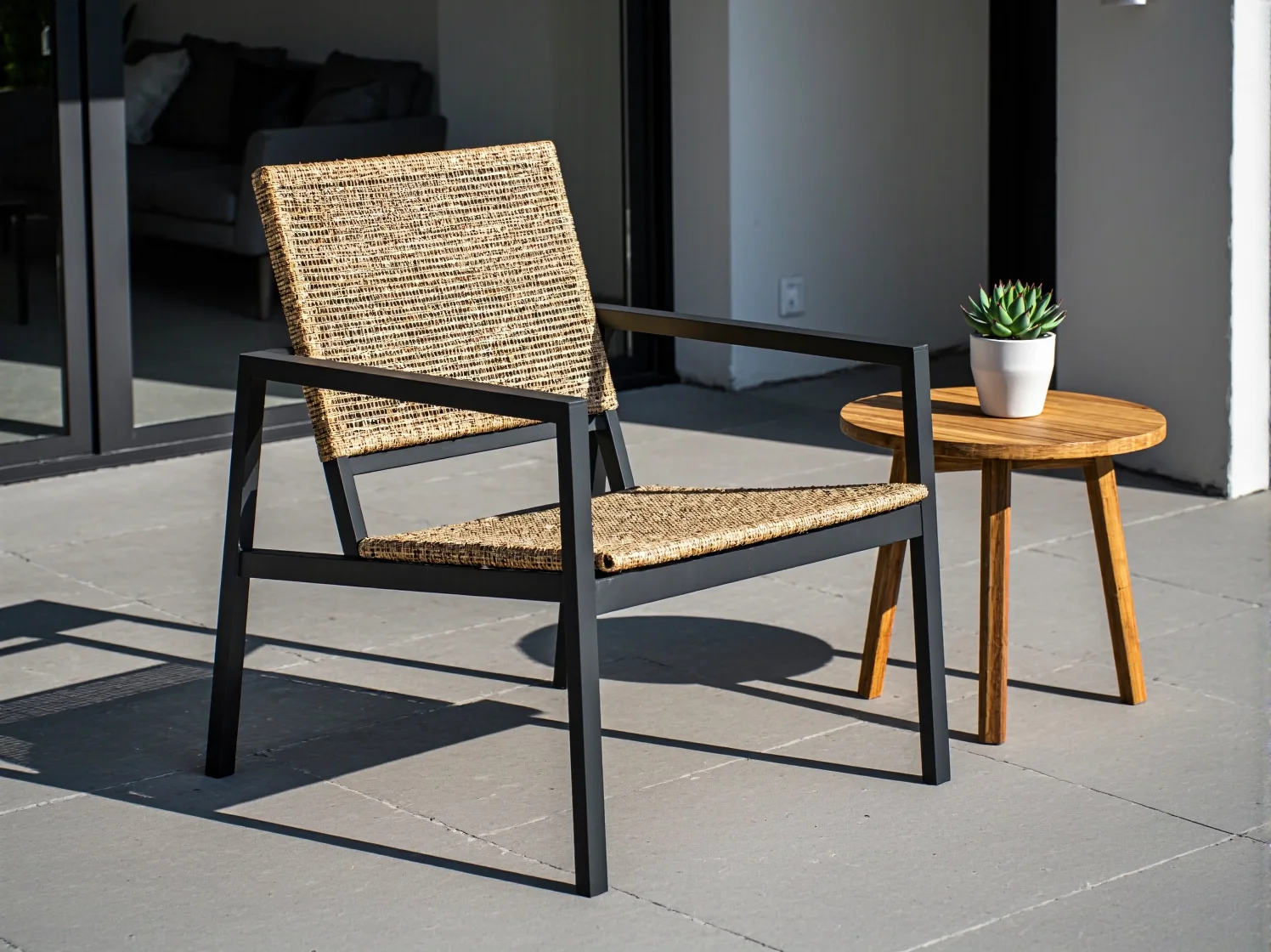 Ekologiczne meble ogrodowe z materiałów z recyklingu, zrównoważony design.