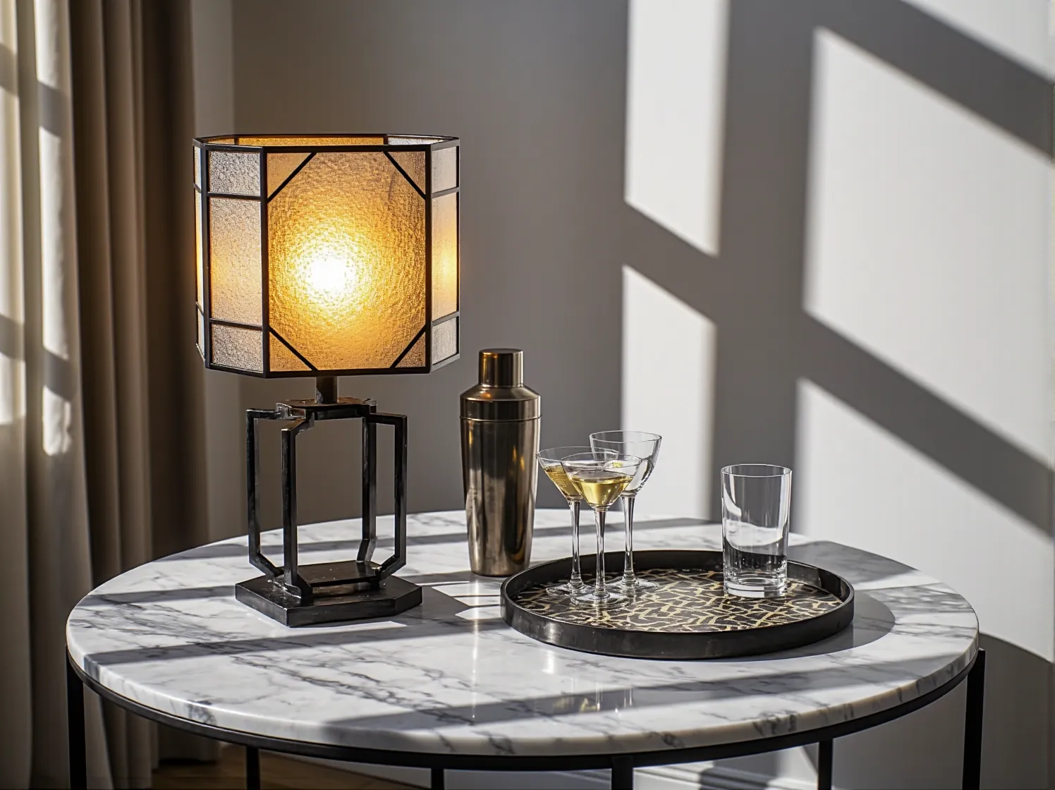 Stylowe meble balkonowe art deco na tle czarno-złotych dodatków i wzorzystych tekstyliów.