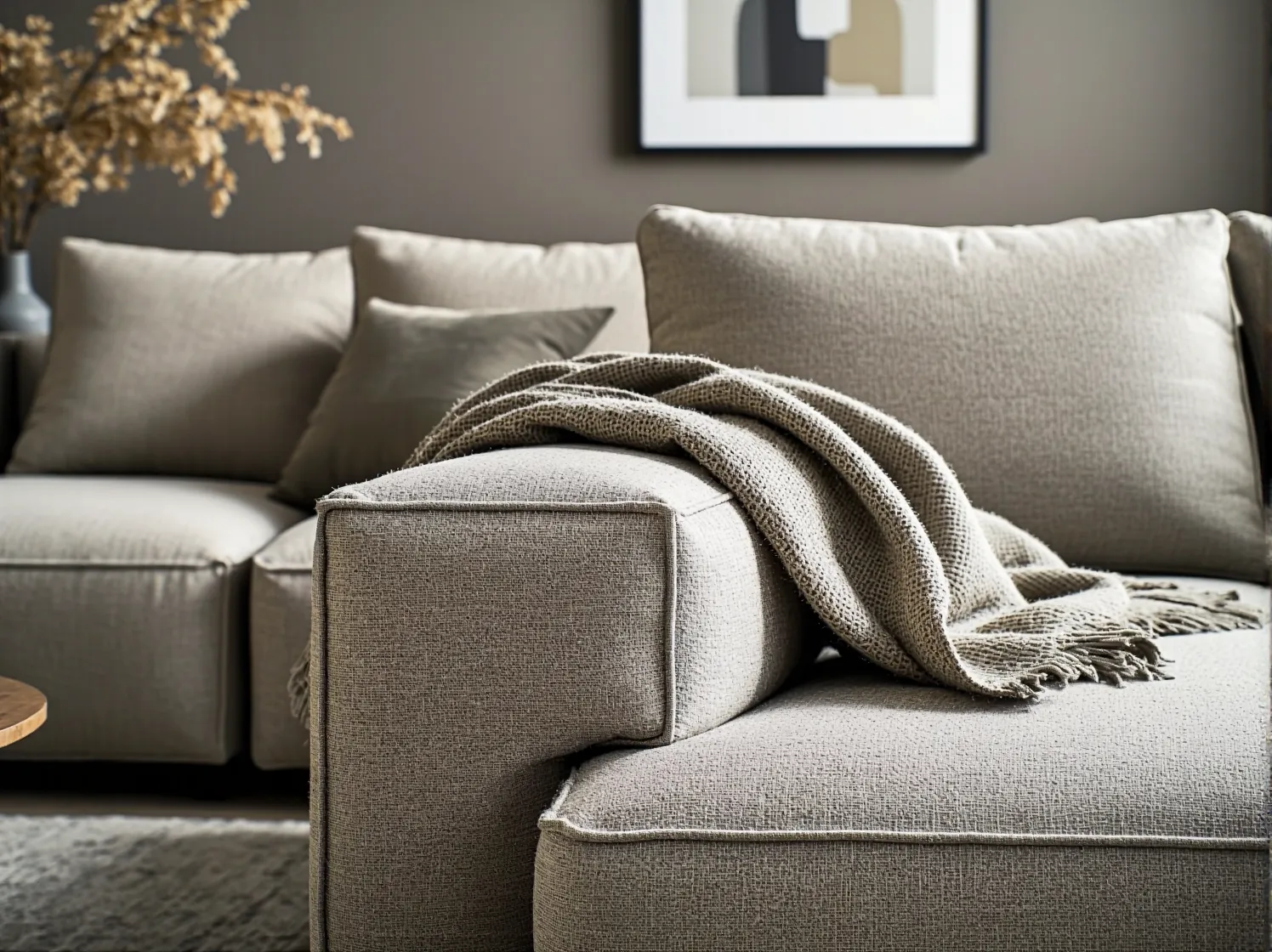 Detal konstrukcji sofy z certyfikowanego drewna, ukazujący zrównoważony proces produkcji mebli.