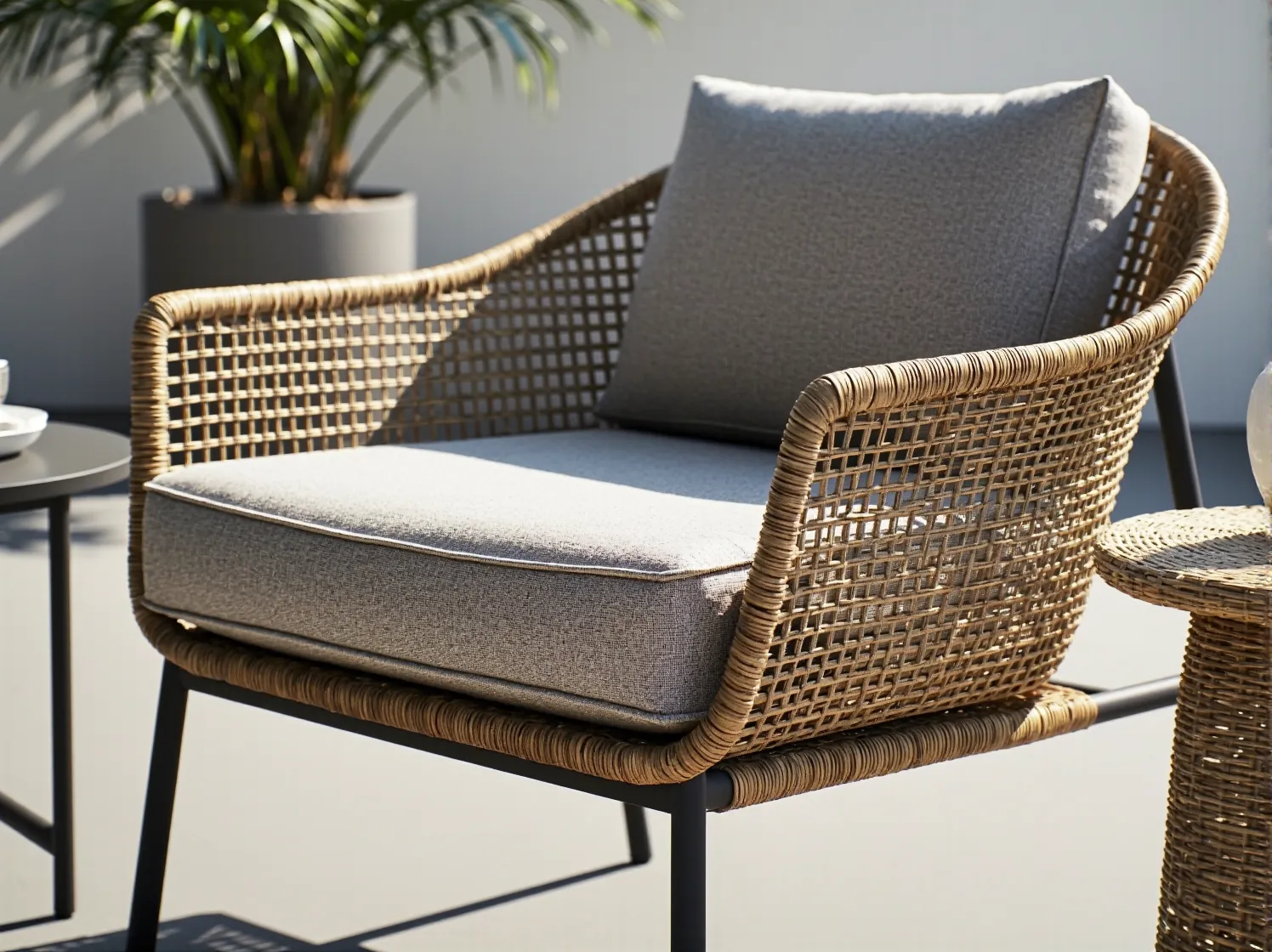 Aluminiowy stół i krzesła ogrodowe po deszczu, pokazujące ich odporność na korozję i wilgoć.