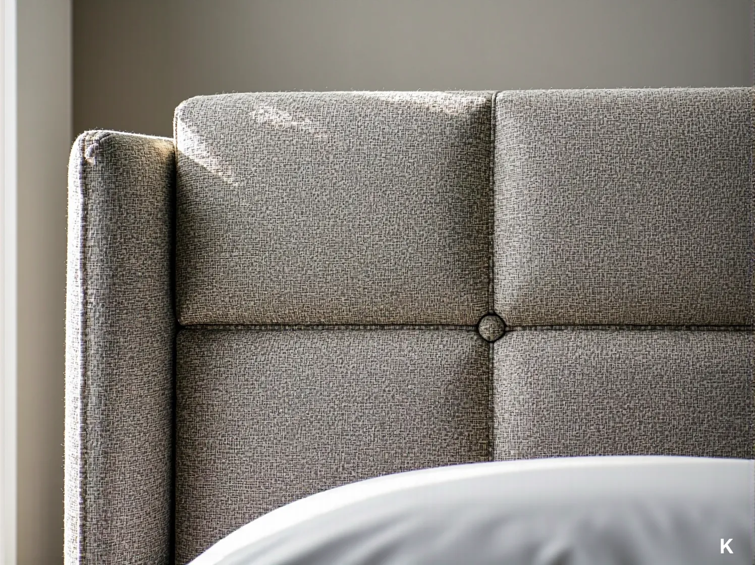 Wysoki materac w komfortowym łóżku kontynentalnym, doskonałym do małej sypialni.